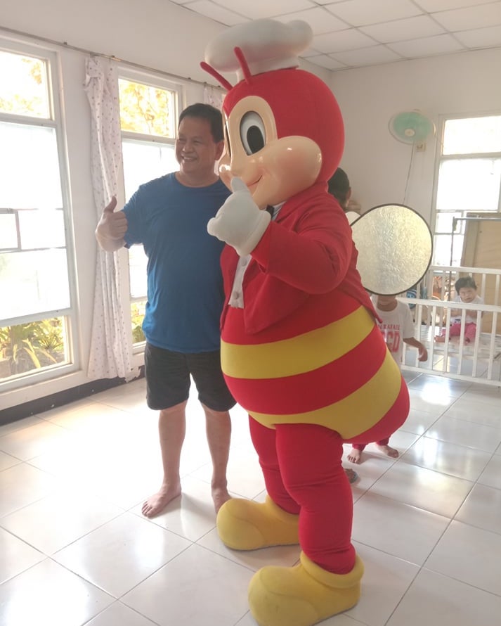 Gil_Garcia_and_Mascot.jpg